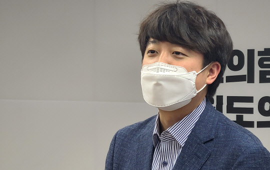 강원도를 방문한 이준석 국민의힘 당대표 후보가 5일 오전 춘천시 국민의힘 강원도당사에서 당원들과 간담회를 하고 있다.연합뉴스